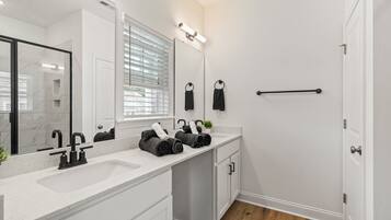 Casa de ciudad | Baño | Tina con regadera, amenidades de baño gratuitas, jabón, shampoo