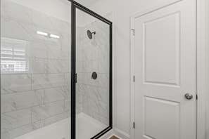 Casa de ciudad | Baño | Tina con regadera, amenidades de baño gratuitas, jabón, shampoo