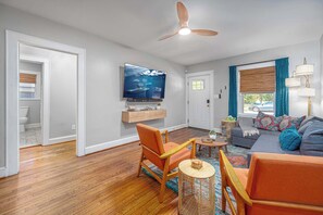 TV, offices - Stylish Durham Retreat - Walkable, Sleeps 6 (Durham)