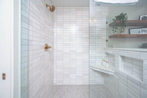 Shower, hair dryer, towels - Modern Moroccan Retreat Near Downtown Durham (Durham)