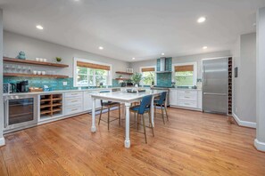 Frigorífico, microondas, horno y placa de cocina