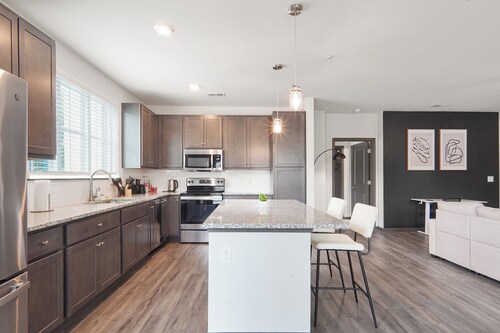 Luxe King 3BR Suite in North Raleigh