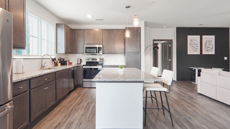 Luxe King 3BR Suite in North Raleigh