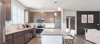 Luxe King 3BR Suite in North Raleigh