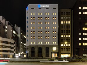 A multi-story building with a prominent sign for Bangkok Bank. - Hotel Villa Fontaine Tokyo Hibiya (Tokyo)