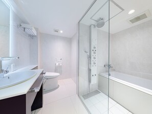 Quarto duplo superior, para não fumantes | Banheiro | Secador de cabelo, chinelos, toalhas de banho, sabonete