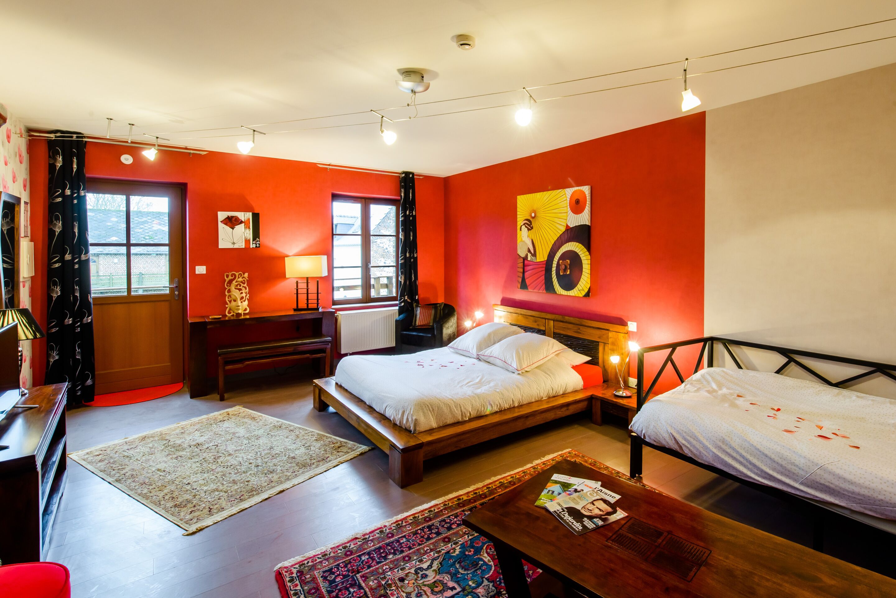 Ein Schlafzimmer mit Bett, Nachttischen, Schreibtisch und Stuhl.
