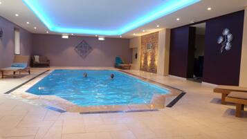 Deluxe Suite, Bathtub, Courtyard View | Indoor pool