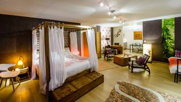 Deluxe Suite, Bathtub, Courtyard View | Desk, laptop workspace, free WiFi