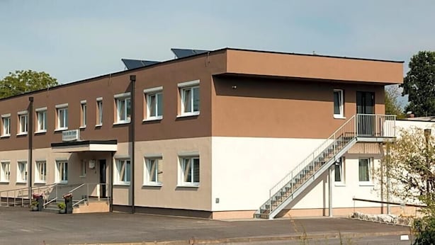 A modern building with a flat roof, multiple windows, and a staircase leading to an upper level. - FarawayHomes Studios Kremsmünster (Kremsmuenster)