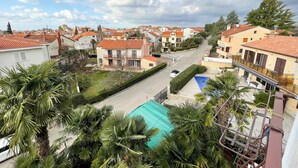 A residential area with houses, a road, and palm trees. - App Villa Palma 2 (Rovinj)