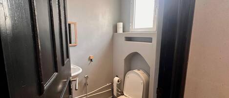 Haartrockner, Handtücher, Seife, Toilettenpapier