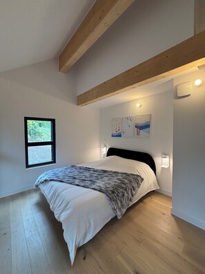 5 عدّة غرف نوم ومكواة/لوح كي وواي فاي وملاءات أسرّة