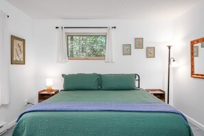 3 bedrooms, desk, iron/ironing board, travel crib