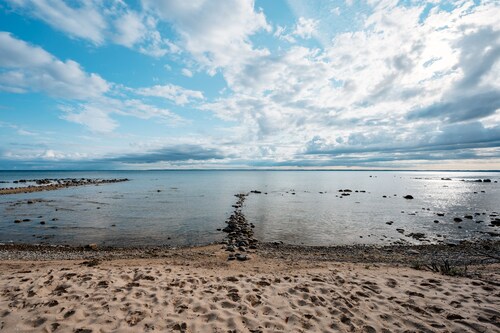 East Beach Cottage: Sandy | Secluded | 3 King Beds