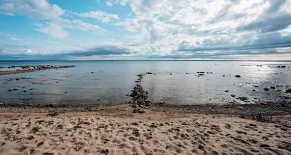 East Beach Cottage: Sandy | Secluded | 3 King Beds