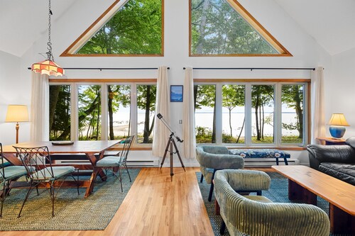 East Beach Cottage: Sandy | Secluded | 3 King Beds