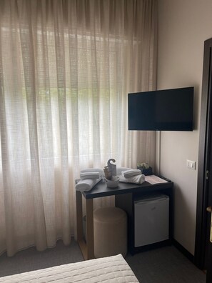 Habitació doble o amb dos llits individuals superior, vistes al parc | Caixa forta a l'habitació i escriptori
