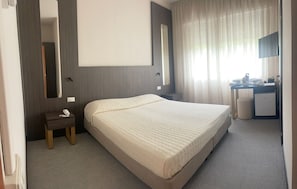 Camera Superior con letto matrimoniale o 2 letti singoli, vista parco | Una cassaforte in camera, una scrivania, postazione laptop