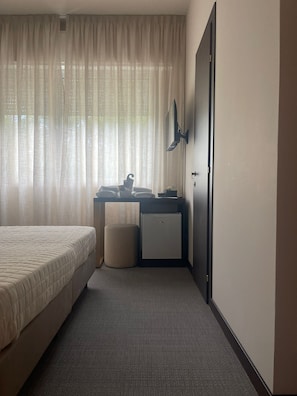 Quarto casal ou duplo superior, vista para o parque | Cofres nos quartos, escrivaninha, espaço de trabalho para notebook