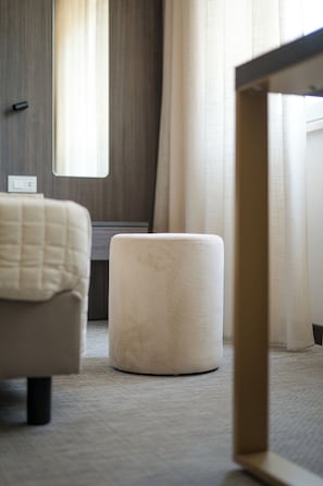 Camera Superior con letto matrimoniale o 2 letti singoli, vista parco | Una cassaforte in camera, una scrivania, postazione laptop