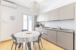 Refrigerador, microondas, parrilla de estufa y cafetera y tetera 