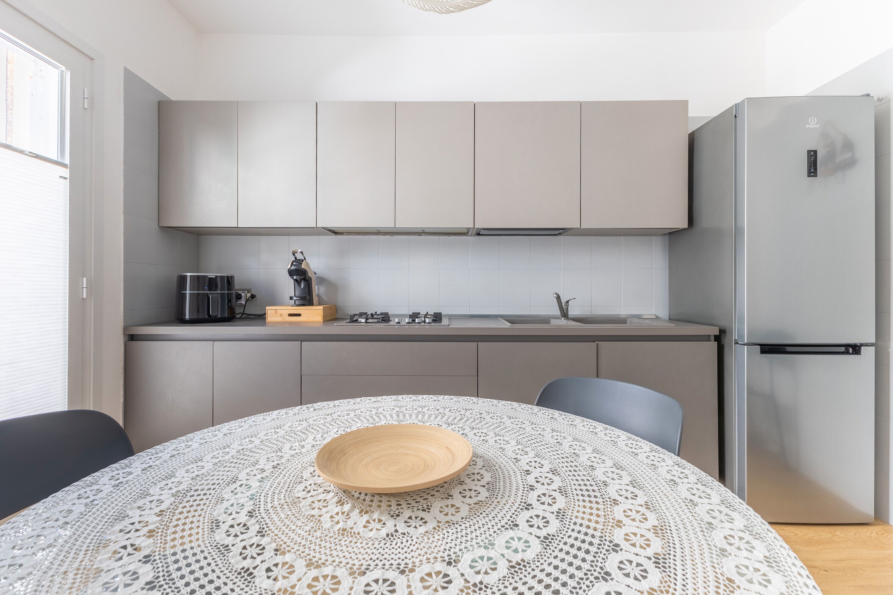 Réfrigérateur, micro-ondes, plaque de cuisson, cafetière/bouilloire