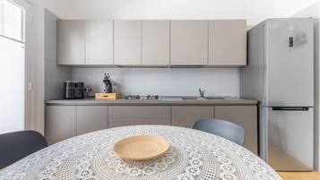 KĂŒhlschrank, Herdplatte, Wasserkocher mit Kaffee-/Teezubehör, Toaster