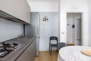 Refrigerador, microondas, parrilla de estufa y cafetera y tetera 