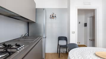 Frigorifero, piano cottura, macchina per tè/caffè, tostapane