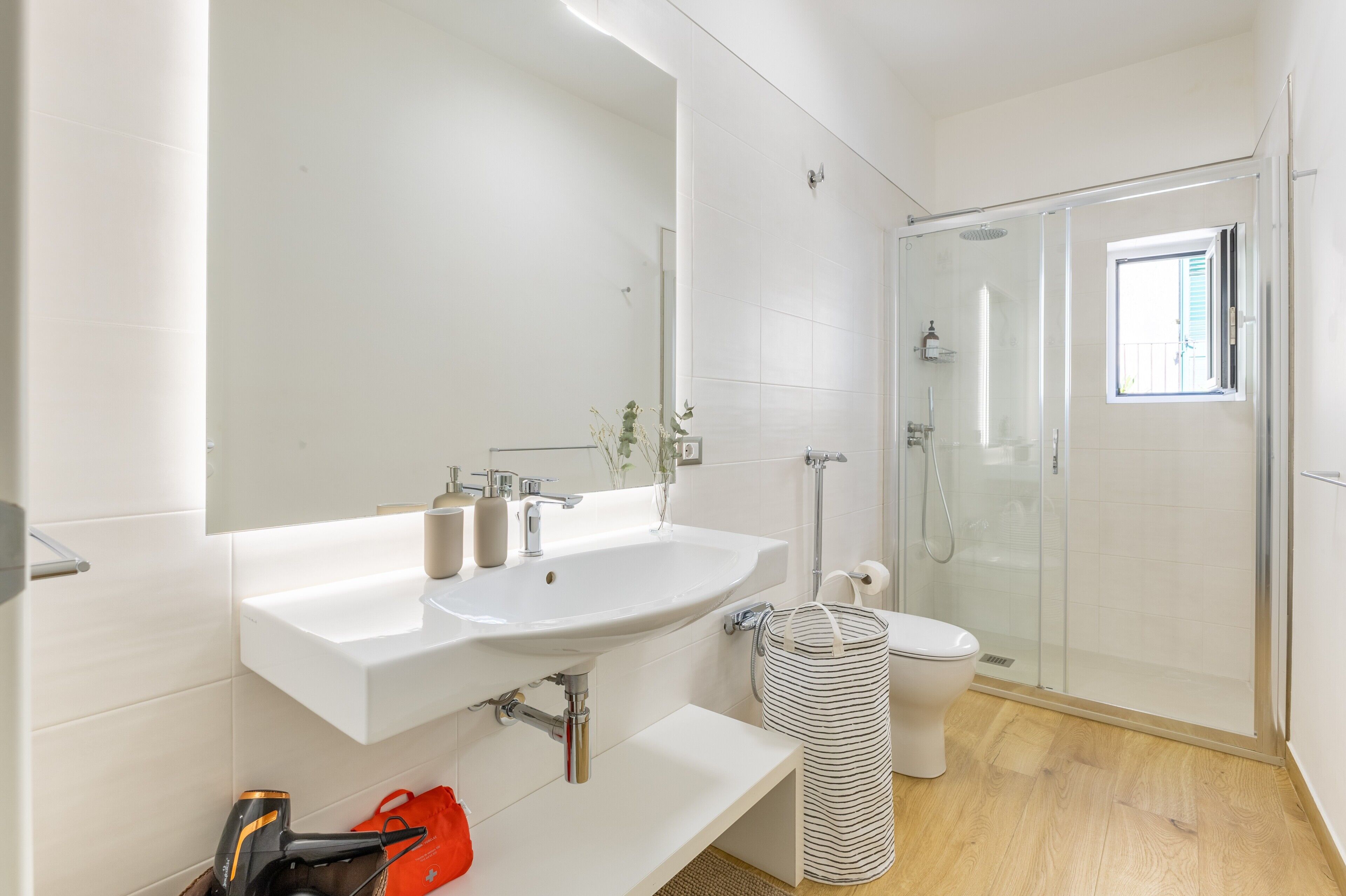 Een douche, een haardroger, handdoeken