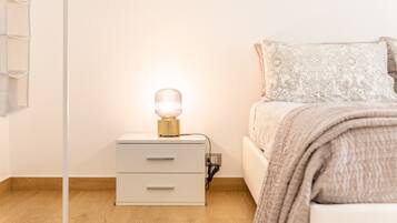 1 slaapkamer, een strijkplank/strijkijzer, wifi, beddengoed