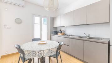 Réfrigérateur, micro-ondes, plaque de cuisson, cafetiÚre/bouilloire