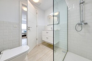 Dusche, Haartrockner, Handtücher, Toilettenpapier