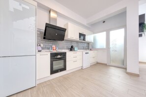 Fridge, microwave, oven, stovetop - Casa Dang - 600M to the beach By LVH (Costa Teguise)