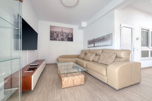 TV - Casa Dang - 600M to the beach By LVH (Costa Teguise)