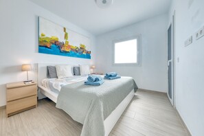 3 habitaciones, escritorio y tabla de planchar con plancha