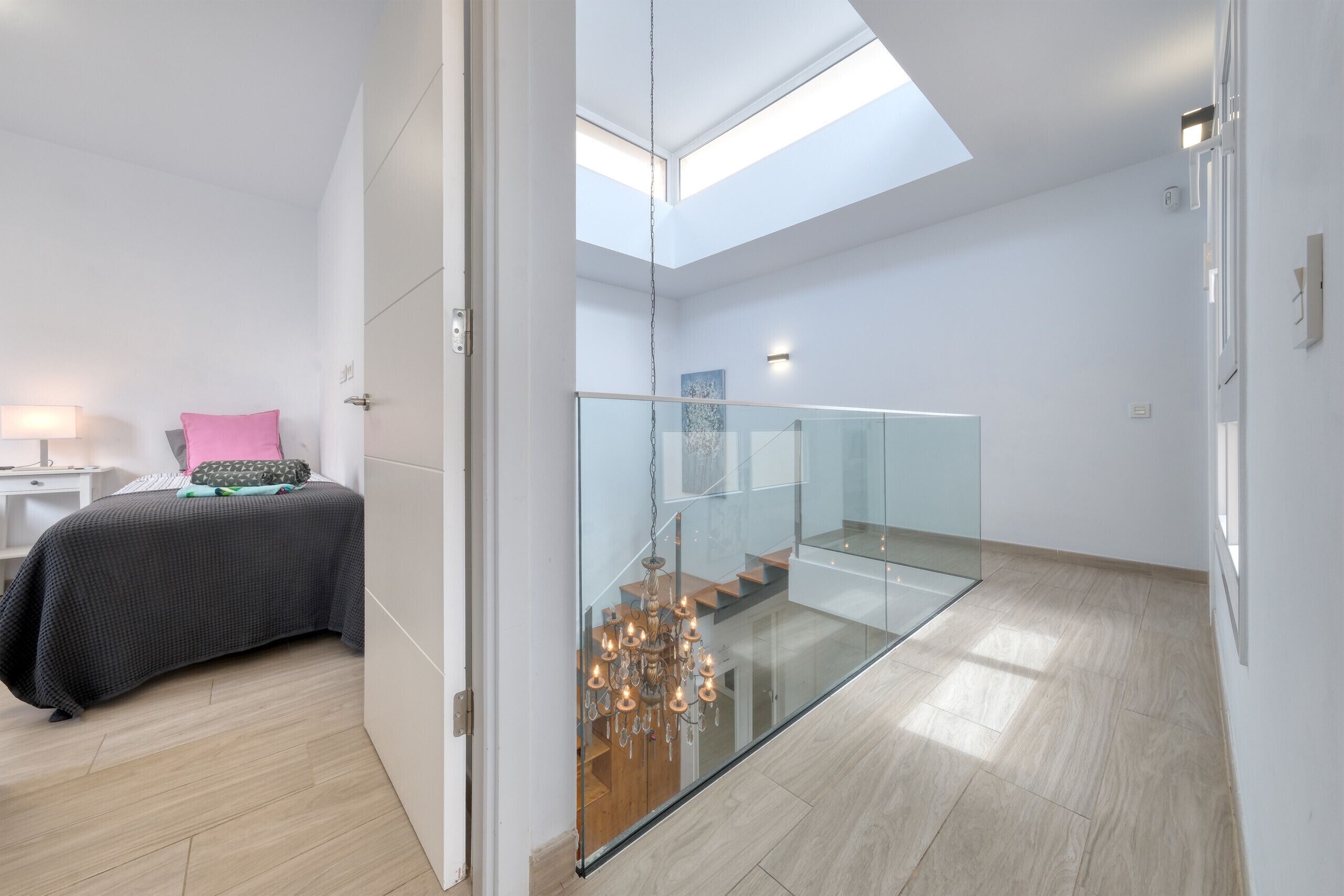 3 عدّة غرف نوم ومكتب ومكواة/لوح كي وسرير سفر