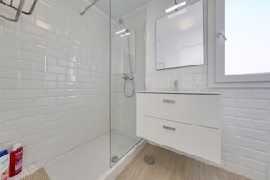Douche, sĂšche-cheveux, serviettes fournies, papier toilette