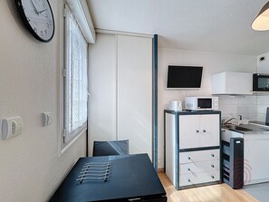 Kylskåp, mikrovågsugn, ugn och spishäll