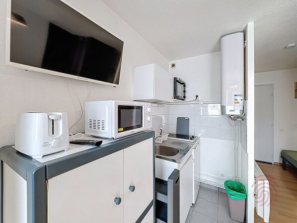 Microwave, oven, stovetop, coffee/tea maker