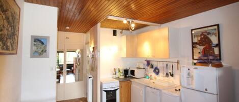 Réfrigérateur, micro-ondes, plaque de cuisson, lave-vaisselle