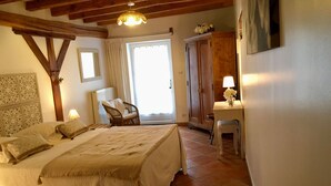 Une chambre à coucher comprenant un lit, une chaise, un bureau et une armoire.