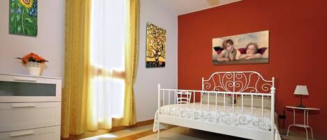 2 bedrooms, desk, iron/ironing board, free WiFi