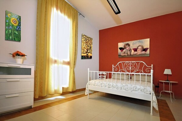 2 bedrooms, desk, iron/ironing board, free WiFi