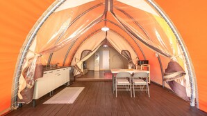 Una tienda con kitchenette, comedor y baño pequeño.