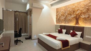 Quarto de hotel moderno com uma cama grande, uma escrivaninha e uma cadeira.