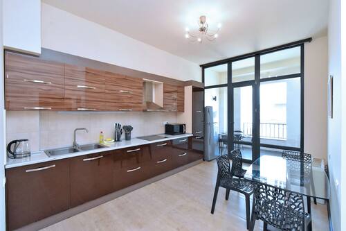 Departamento familiar, balcón, vista a la ciudad | Cocina privada | Refrigerador con congelador, microondas y parrilla de estufa