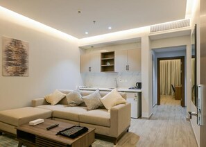 Suite, 1 Bedroom | Ruang tamu | 43 inci sebuah televisyen pintar dengan satelit 