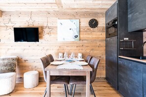 Dining - Apartment 'Centre Village La Clusaz' with Mountain View, Private Terrace and Wi-Fi (LA CLUSAZ)